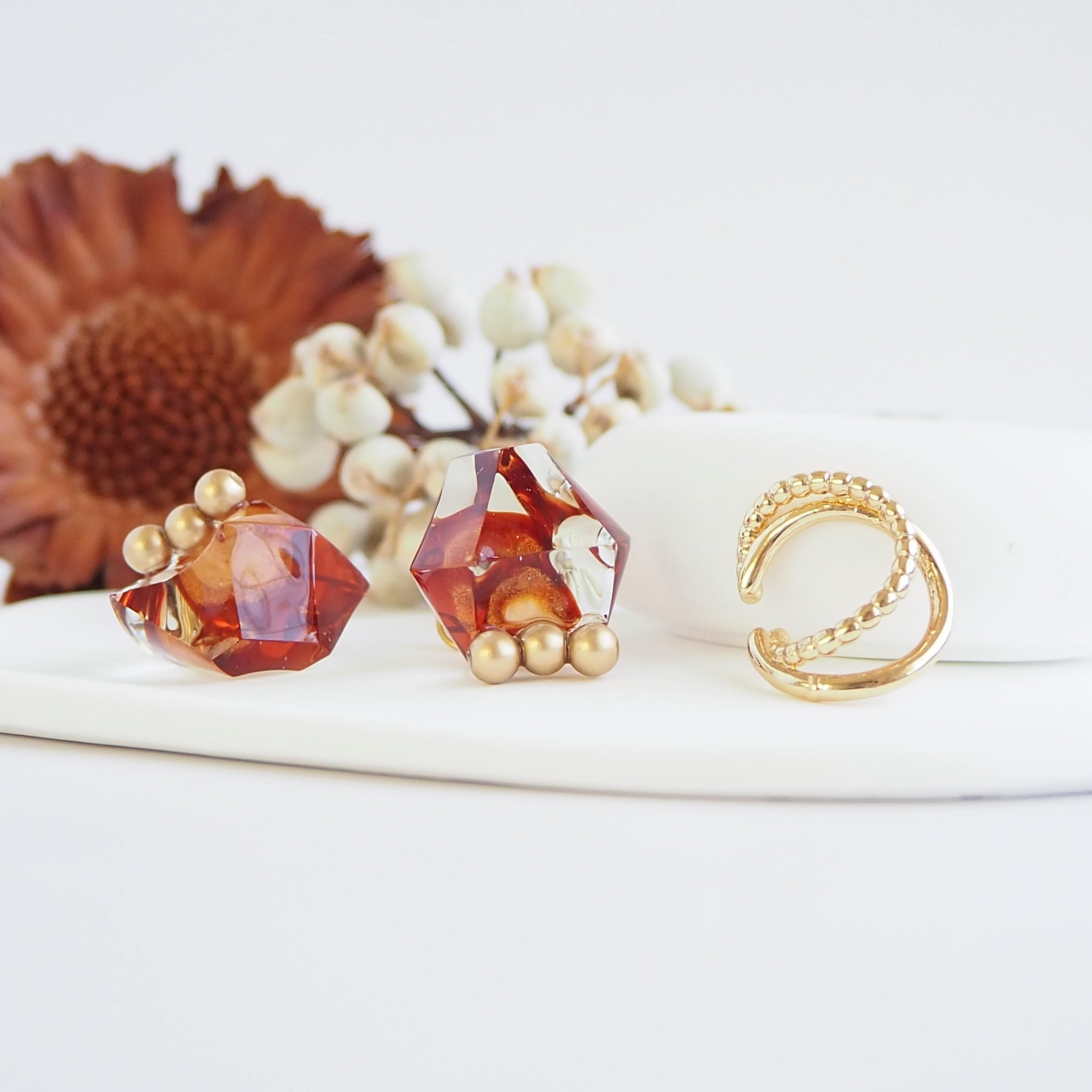 【限定販売】鉱石のカケラ テラコッター×ゴールド イヤリング/ピアス+イヤーカフセット レジン 痛くない 軽い 透明感1枚目の画像